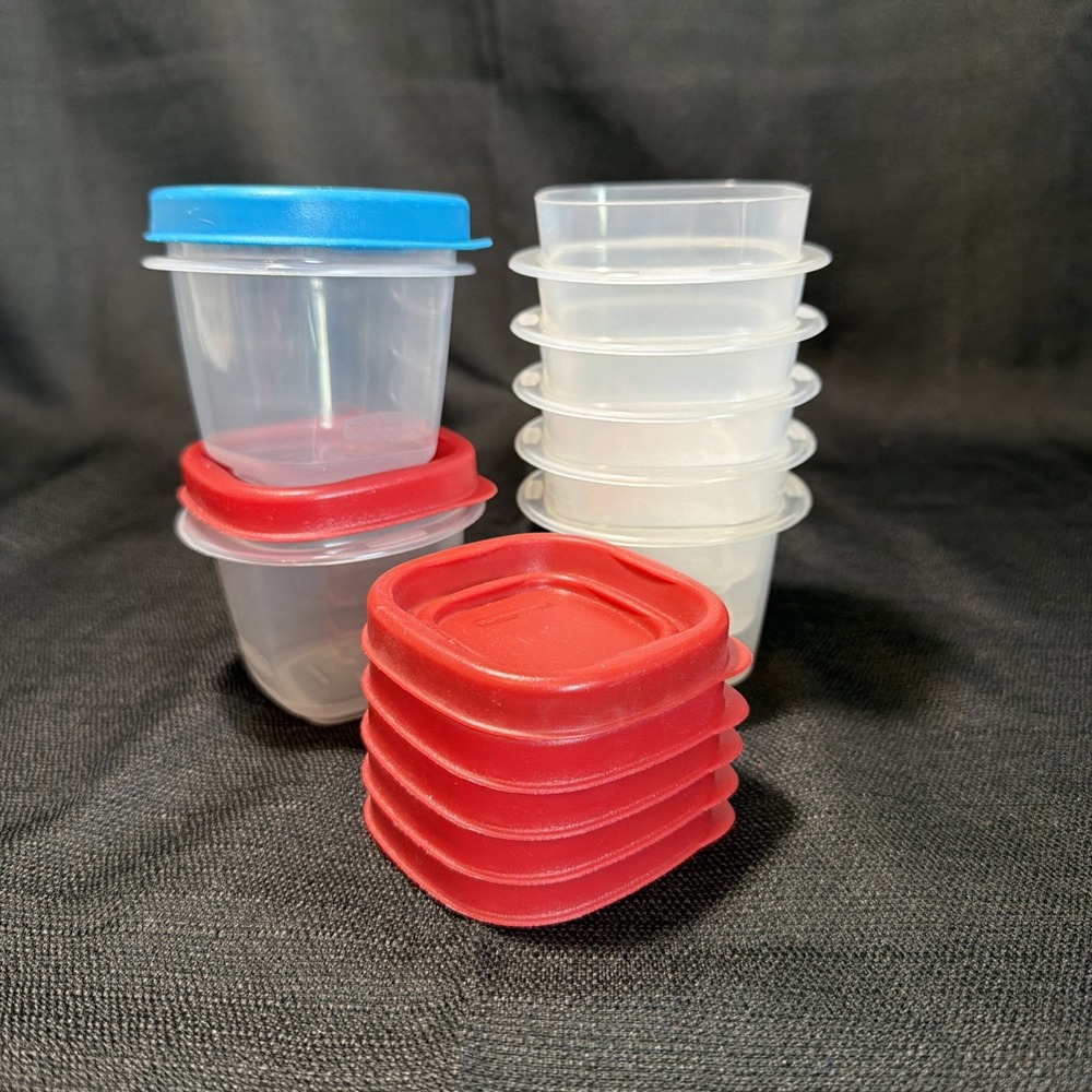 Lot of 7- 4 OZ RUBBERMAID Storage Containers 7J53 6 Red & 1 Blue LIDS 7J54
